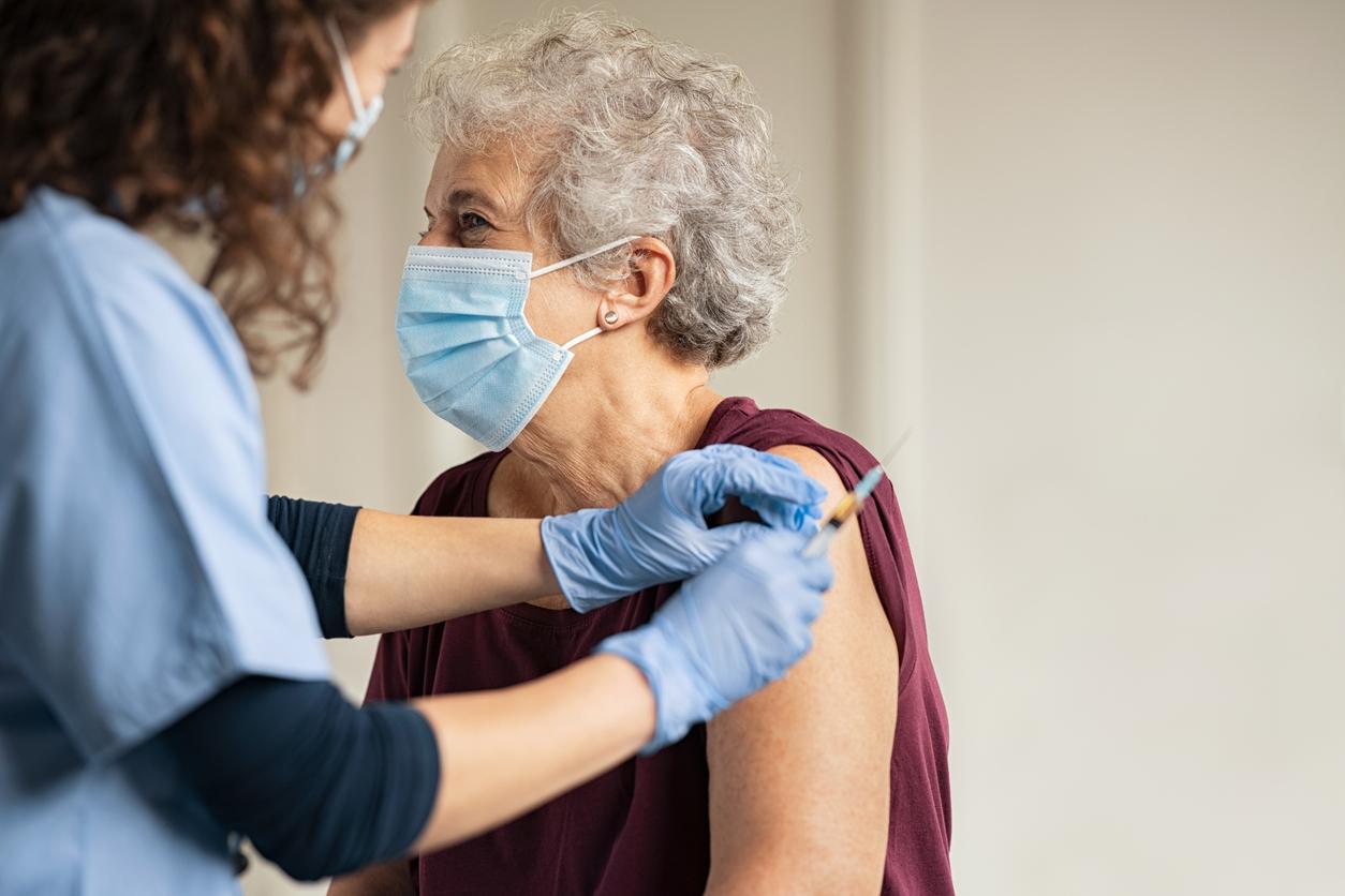 older woman vaccination