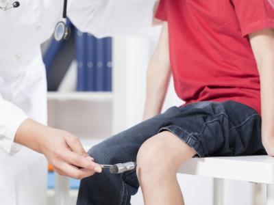 Knee reflex in a child at doctor's office
